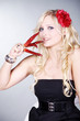 Blonde Frau mit roten Chili Schoten, vertikal
