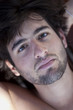 Jeune homme détendu