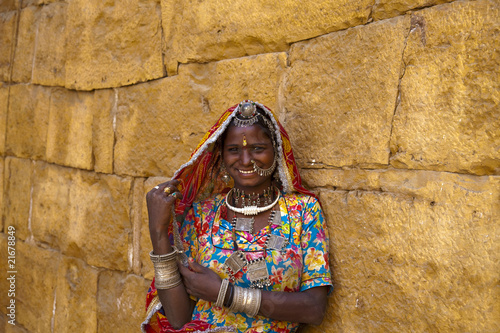 Foto: indian woman with traditional Rajasthani clothes and jewelry. indian woman with traditional Rajasthani clothes and jewelry.