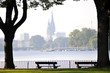 Parkbänke im Alsterpark in Hamburg-Uhlenhorst Parkbänke im Alsterpark in Hamburg-Uhlenhorst