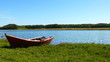 Rotes Boot am See