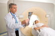 Foto: Analyzing a brain scan Analyzing a brain scan
