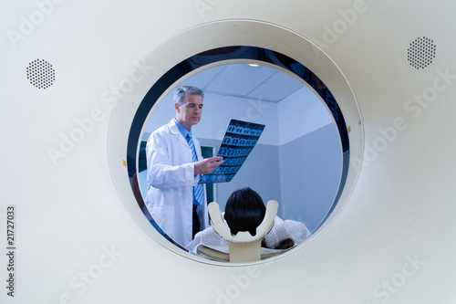Foto: Examining a brain scan Examining a brain scan