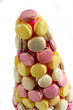 Pyramide pièce montée de macaron gros plan