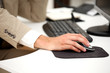 Foto: Geschäftsmann bei der Arbeit am PC Geschäftsmann bei der Arbeit am PC