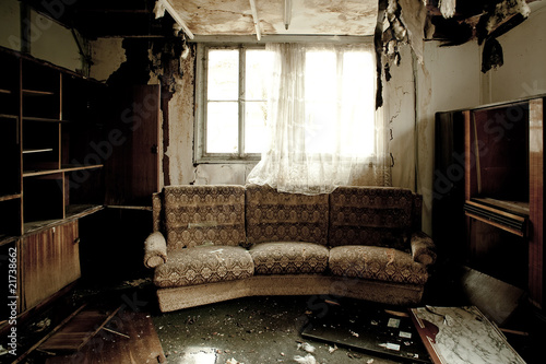 Photo: Blick in ein ausgebranntes Zimmer mit Sofa Blick in ein ausgebranntes Zimmer mit Sofa