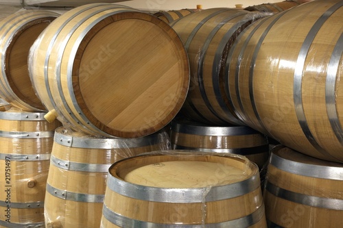 Foto: Weinkeller, kleine Barrique - neue unbenutzte Fässer Weinkeller, kleine Barrique - neue unbenutzte Fässer