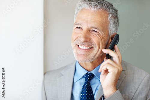 Foto: Mature business man talking on cellphone Mature business man talking on cellphone
