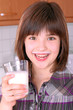 Mädchen beim Milch trinken Mädchen beim Milch trinken