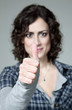 junge Frau hält ihren Daumen hoch