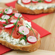 Tartines salée : Pain grillé, ricotta, herbes, jambon et radis