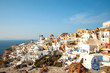 Herrlicher Blick auf das bunte Dorf Oia auf Santorin Herrlicher Blick auf das bunte Dorf Oia auf Santorin