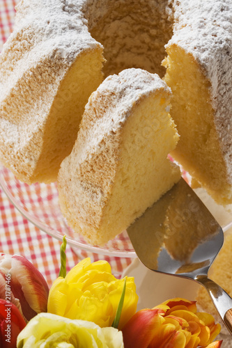 Foto: Ring cake with icing sugar, pieces cut Ring cake with icing sugar, pieces cut