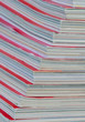 Foto: Zeitschriftenstapel mit rotem Titelblatt und farbigem Heftblock Zeitschriftenstapel mit rotem Titelblatt und farbigem Heftblock
