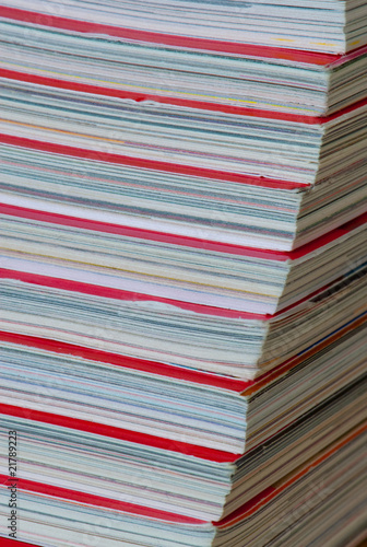 Foto: Zeitschriftenstapel mit rotem Titelblatt und farbigem Heftblock Zeitschriftenstapel mit rotem Titelblatt und farbigem Heftblock