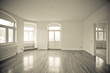 leeres Zimmer einer Altbauwohnung, vintage, monochrome leeres Zimmer einer Altbauwohnung, vintage, monochrome