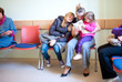 Familie im Wartezimmer