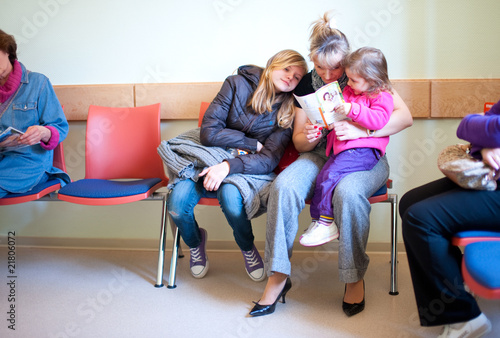 Foto: Familie im Wartezimmer Familie im Wartezimmer