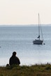 Femme attente bord de mer
