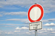 Foto: verwittertes Anlieger frei Schild vor Himmel verwittertes Anlieger frei Schild vor Himmel