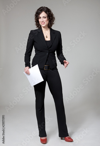 Foto: Nachrichtensprecherin mit Texten in der Hand Nachrichtensprecherin mit Texten in der Hand