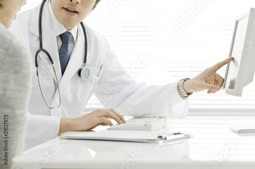 Photo: モニタで患者に説明する医者 モニタで患者に説明する医者