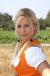Frau in orangefarbenen Dirndl Frau in orangefarbenen Dirndl