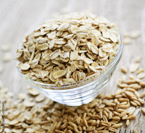 Photo: Bowl of uncooked rolled oats Bowl of uncooked rolled oats
