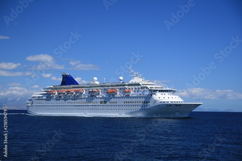 Foto: Cruise full ahead out of port Cruise full ahead out of port