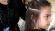 relever les cheveux pour la coupe et sourire