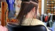sécher les cheveux au salon de coiffure