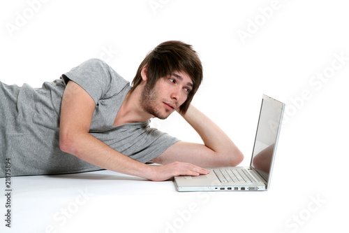 jeune homme par terre avec pc