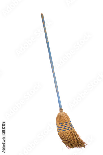 Foto: Old straw broom ready to sweep isolated on white background Old straw broom ready to sweep isolated on white background