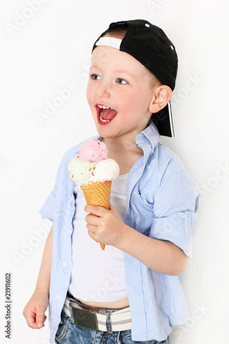 Photo: Junge mit Eistüte Junge mit Eistüte
