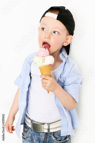 Photo: Junge mit Eistüte Junge mit Eistüte