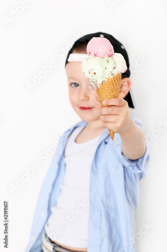 Photo: Junge mit Eistüte Junge mit Eistüte