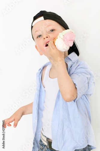 Photo: Junge mit Eistüte Junge mit Eistüte
