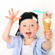 Junge mit Eistüte