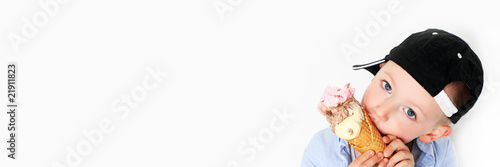 Photo: Junge mit Eistüte Junge mit Eistüte