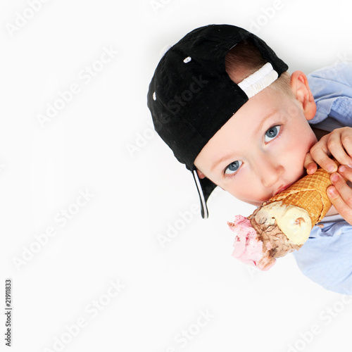 Photo: Junge mit Eistüte Junge mit Eistüte