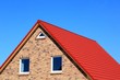 Neubau Einfamilienhaus neutral vor blauem Himmel