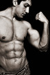 Foto: Sexy man with muscular biceps and abs Sexy man with muscular biceps and abs