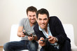 Foto: zwei maenner lachen und spielen Computerspiel zwei maenner lachen und spielen Computerspiel
