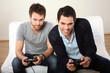 zwei maenner lachen und spielen Computerspiel