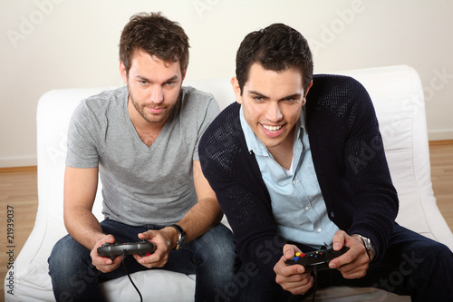 Foto: zwei maenner lachen und spielen Computerspiel zwei maenner lachen und spielen Computerspiel