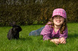 Mädchen mit Kaninchen im Garten