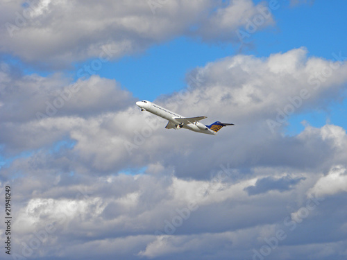 Flugzeugstart bei starkem Wind Flugzeugstart bei starkem Wind