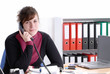 jeune femme souriante  au bureau au téléphone