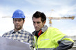 Professionnels du bâtiment sur chantier de construction Professionnels du bâtiment sur chantier de construction