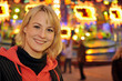 Junge Frau auf Kirmes
